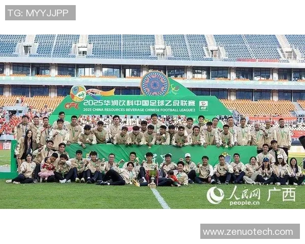 足球巨星高举金杯时刻见证荣耀燃动绿茵场梦想辉煌